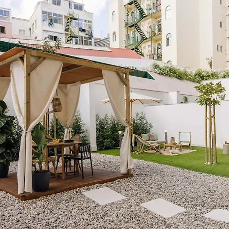 Mangai - 2 Bedrooms, Terrace, Parking In Arroios