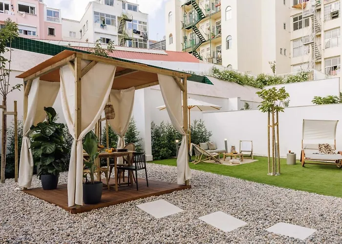 Mangai - 2 Bedrooms, Terrace, Parking In Arroios